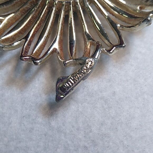 Elegant Sarah Coventry Silver Tone Metal Flower Brooch Cottagecore Grandmacore - Picture 3 of 6